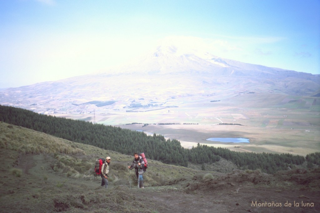 Julio y Joaquín bajando a Urbina del Igualata con el Chimborazo delante