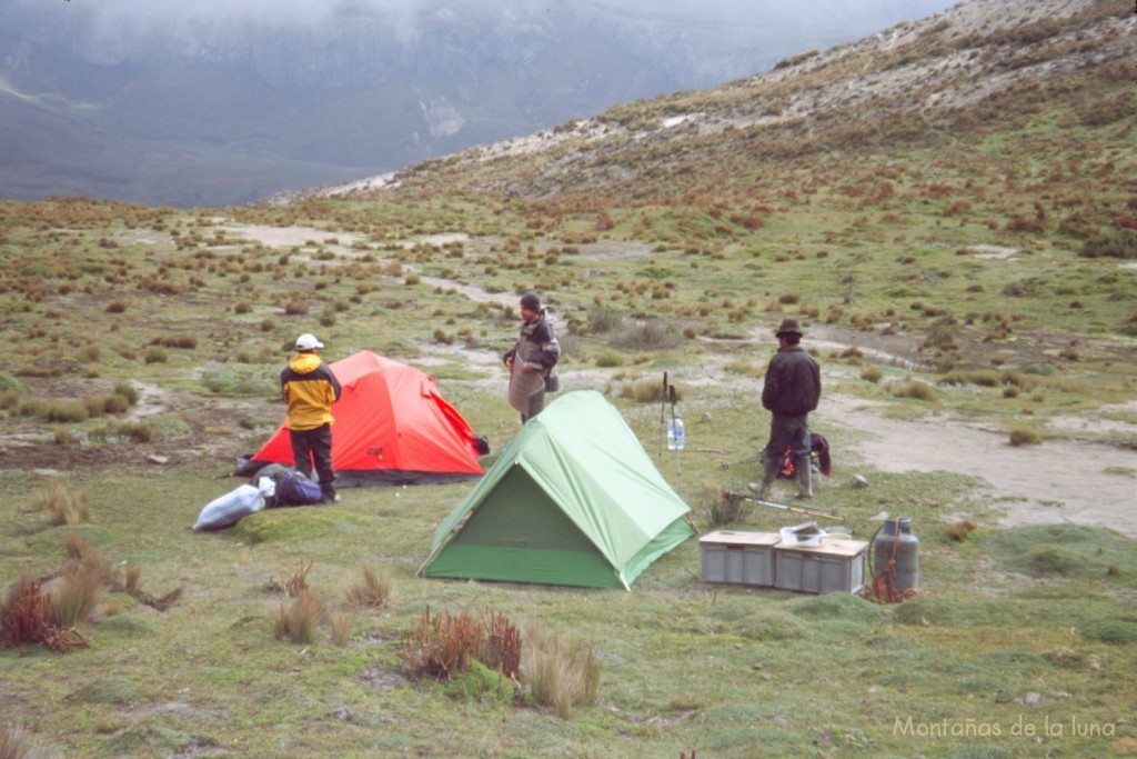 Paco, Joaquín y Segundo en el Campo base del Carihuayrazo, 4.300 mts. aproximadamente