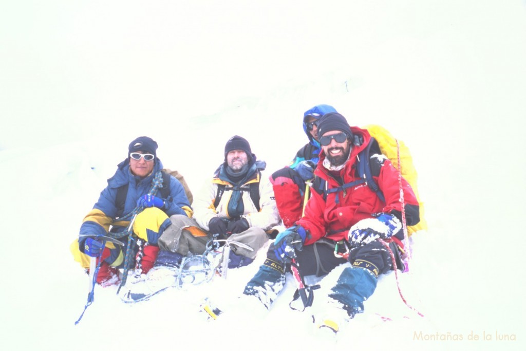 Un descanso en la bajada de la cima sur del Cotopaxi. De izquierda a derecha: Delfín, Rodrigo, Jesús, y detrás Manuel