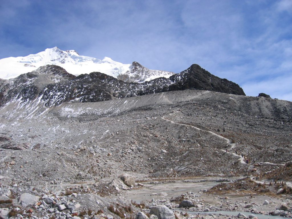 La senda que sube a la morrena, quedando Camp Rock y su refugio a la derecha, bajo las cimas de la montaña