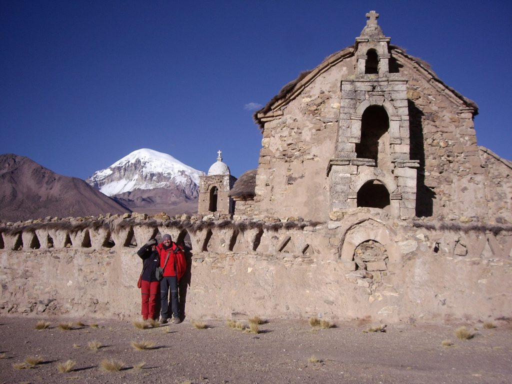 Carmen y Edu en Sajama con la montaña de mismo nombre al fondo