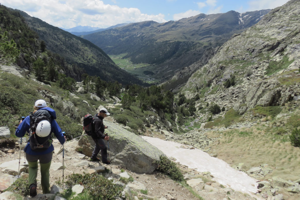 Eva y Josep bajando, al fondo del valle (Vall d'Incles) el Pont de la Baladosa