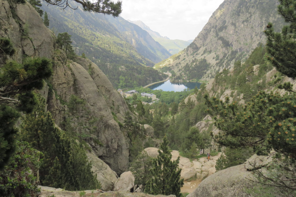 Atrás queda el Ibón y Baños de Panticosa, en la subida al Refugio de los Ibones de Bachimaña