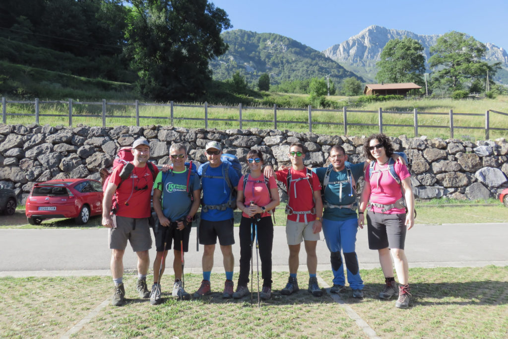 De Izquierda a derecha: Joaquín Terrés, Luis, Joaquín Murcia, Tere, Joaquín Junior, Vicente y Nuria en el parking de Soto de Sajambre