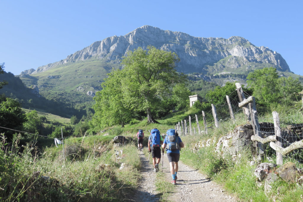 Saliendo de Soto de Sajambre hacia el Refugio de Vegabaño, arriba la Peña Beza