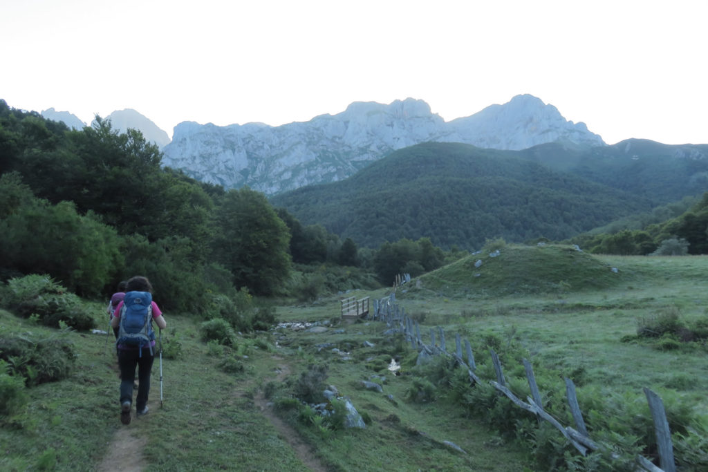 En Vagabaño camino del Collao del Frade, arriba a la derecha la Torre Bermeja y Los Agudos y Picos del Verde en el centro