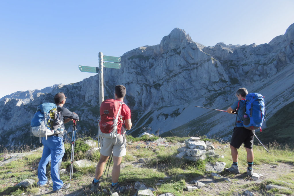 De izquierda a derecha: Vicente, Joaquín Murcia y Luis en la Collada de Salambre, 1.693 mts., al fondo las paredes de Los Agudos y Picos del Verde