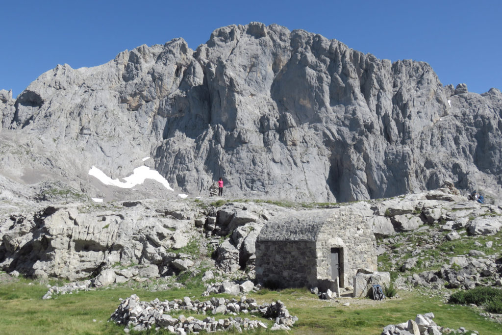 Refugio de Vega Huerta, 2.110 mts. aprox. con la cara sur de la Peña Santa detrás