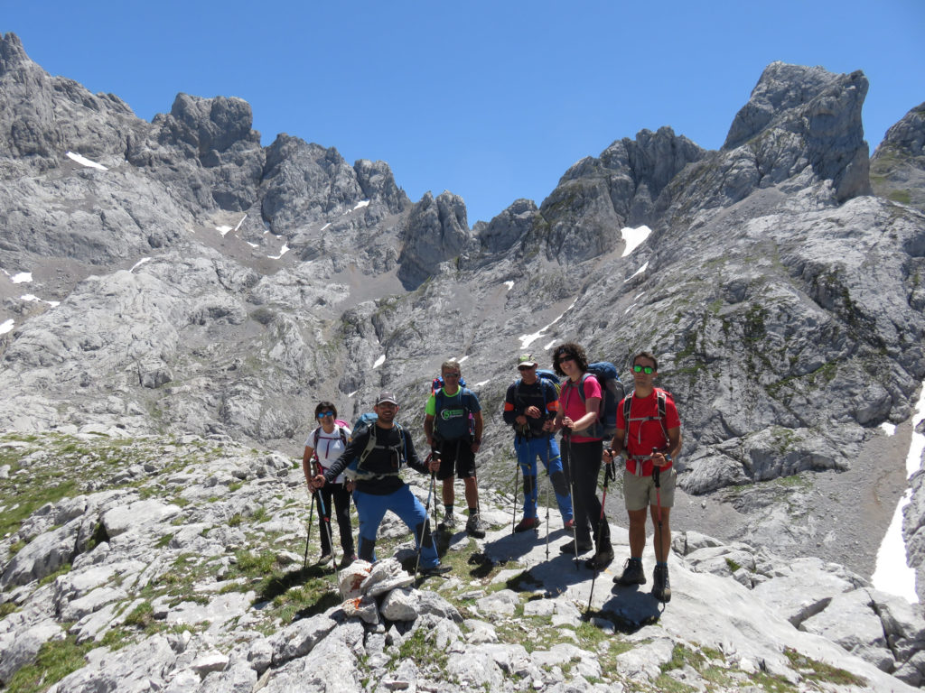 De izquierda a derecha: Tere, Vicente, Luis, Joaquín Murcia, Nuria y Joaquín Junior, con Los Estribos y la Torre de la Cabra Blanca detrás a la derecha