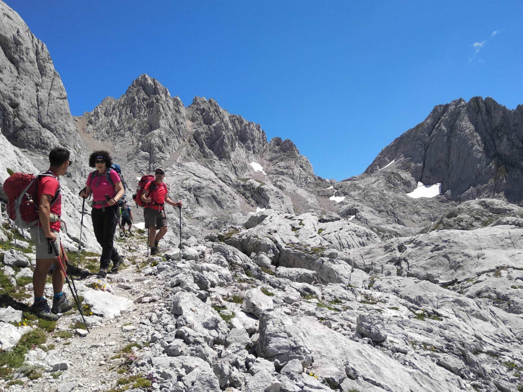 Camino del Collau Les Merines, con la Torre de La Jorcada a la izquierda sobre la Horcada del Alba