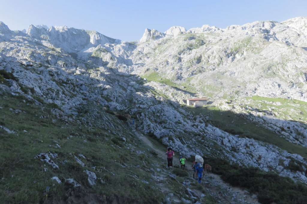 Atrás queda el Refugio de Vegarredonda, arriba el Collau Les Merines