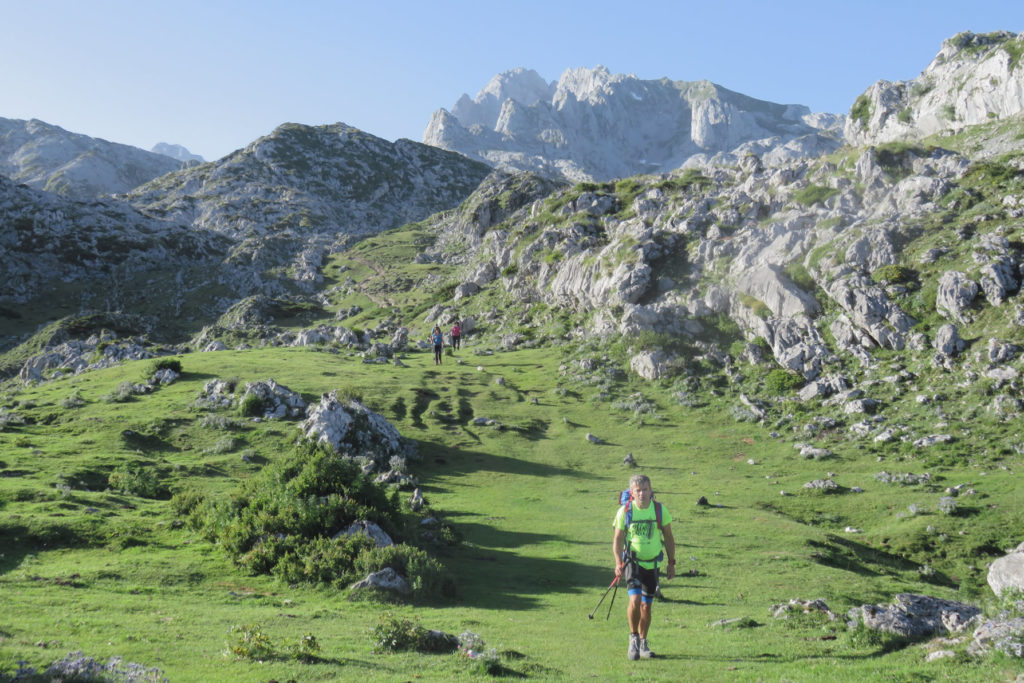 Luis camino de los Lagos de Covadonga, arriba quedan las Torres de Santa Maria y Cebolleda