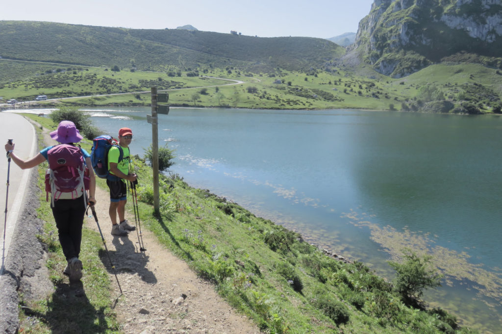 Tere y Luis junto al Lago de Enol, 1.080 mts., al otro lado el camino que nos acerca al Lago de La Ercina