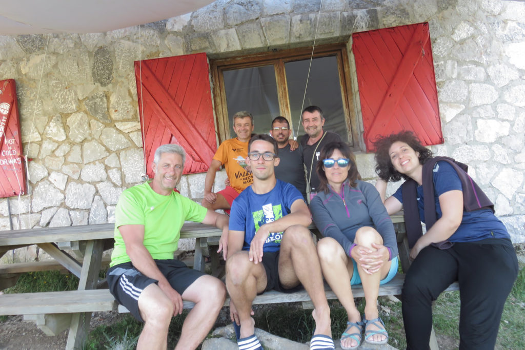 Joaquín Murcia, Luis, Junior, Vicente, Joaquín Terrés, Tere y Nuria en la terraza del Refugio Vega de Ario, 1.630 mts.