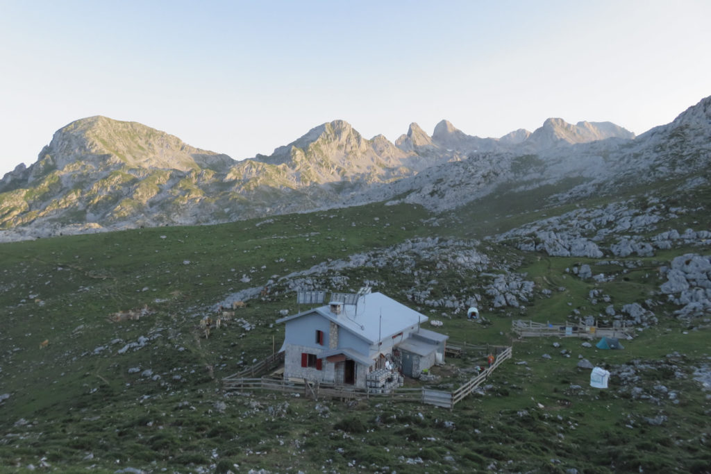 Atardeciendo en el Refugio de Vega de Ario con el resto del macizo occidental o de Cornión al fondo