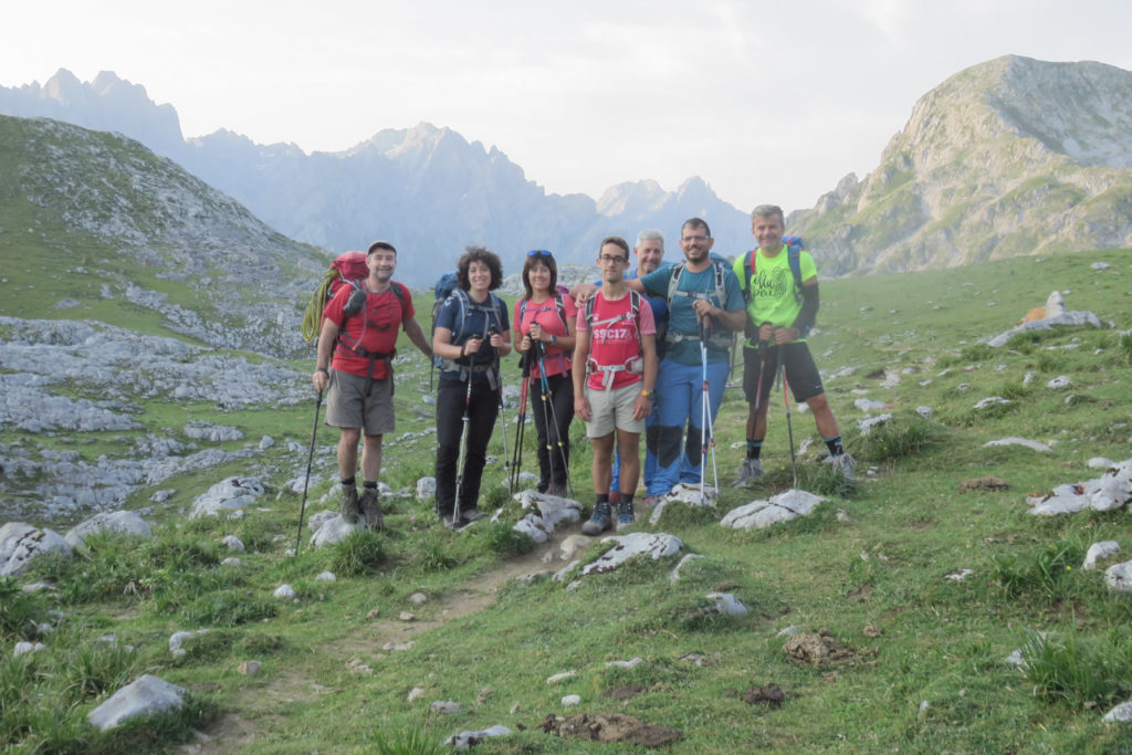 Foto de salida desde el Refugio de Vega de Ario. De izquierda a derecha: Joaquín Terrés, Nuria, Tere, Joaquín Junior, Joaquín Murcia, Vicente y Luis