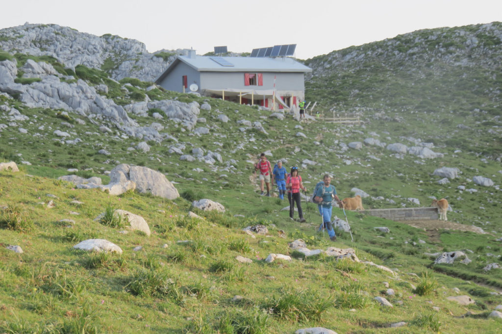 Atrás dejamos el Refugio Vega de Ario, 1.630 mts.