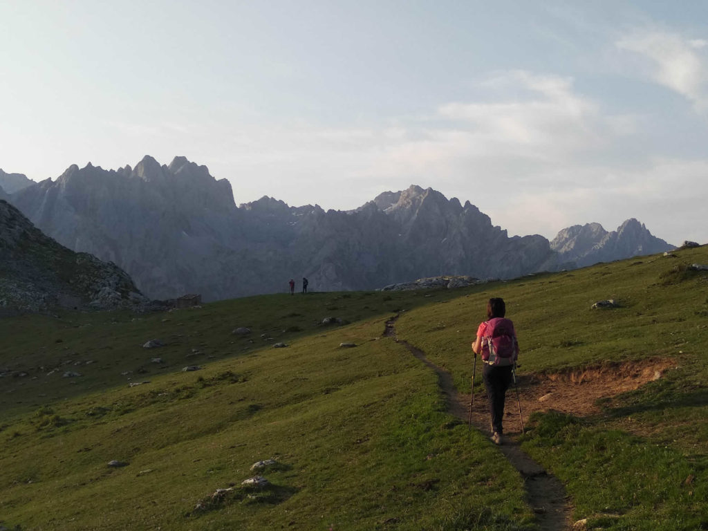 Camino del Collau Las Cruces desde la Vega de Ario. Al fondo a la izquierda el Pico de Los Cabrones y TorreCerredo, en el centro la Torre de La Palanca, Llambrión y a la derecha la Torre del Friero y Torre Salinas