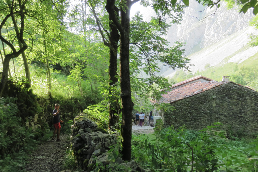 Salida de Bulnes hacia el sur, hacia el Naranjo de Bulnes