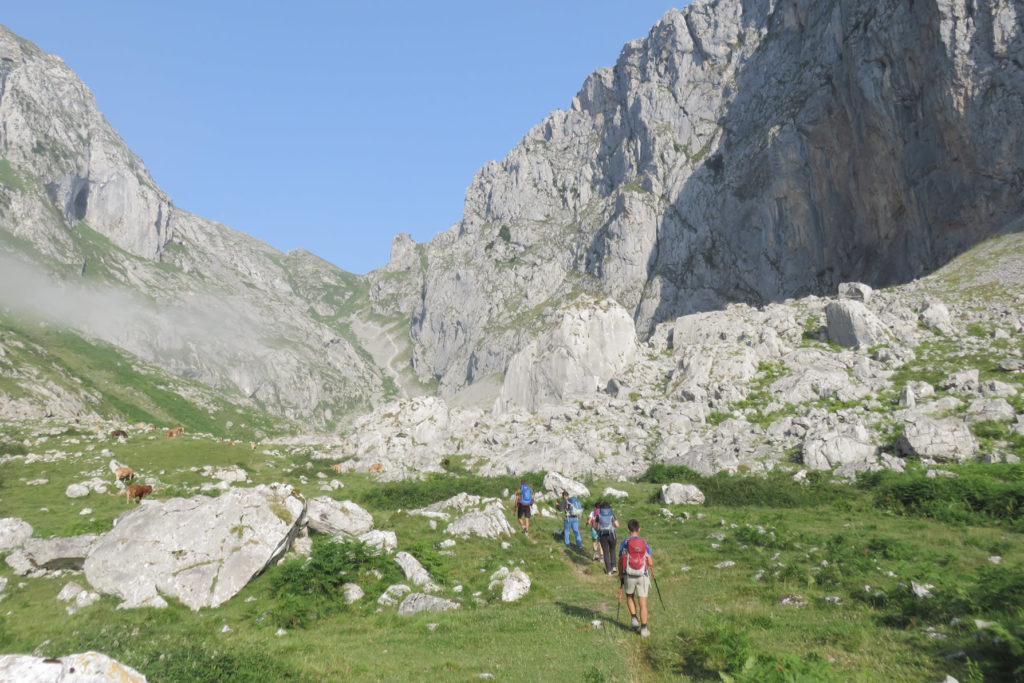 Subiendo al Collau Debaju, al fondo