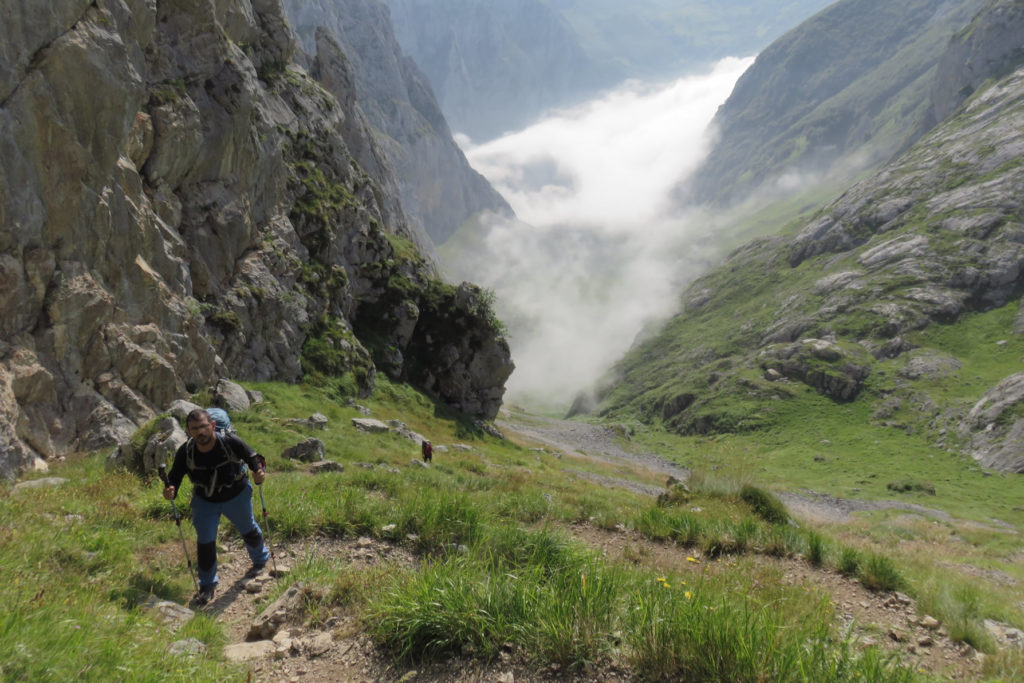 Vicente llegando al Collau Debaju, bajo las nubes queda Bulnes