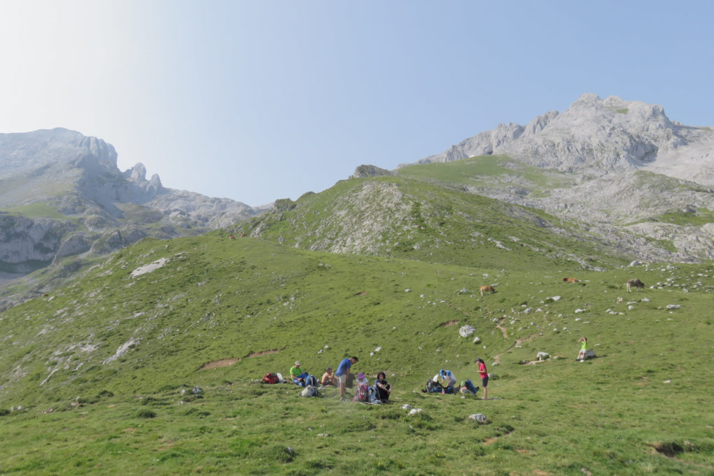 Descansando en el Collau Debaju, a unos 1.410 mts., arriba la alta montaña camino del Jou de Los Cabrones