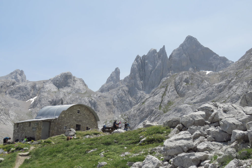 Llegando al Refugio Jou de Los Cabrones (2.024 mts.), a la derecha el Pico y Agujas de Los Cabrones, con la Torre Labrouche en el centro