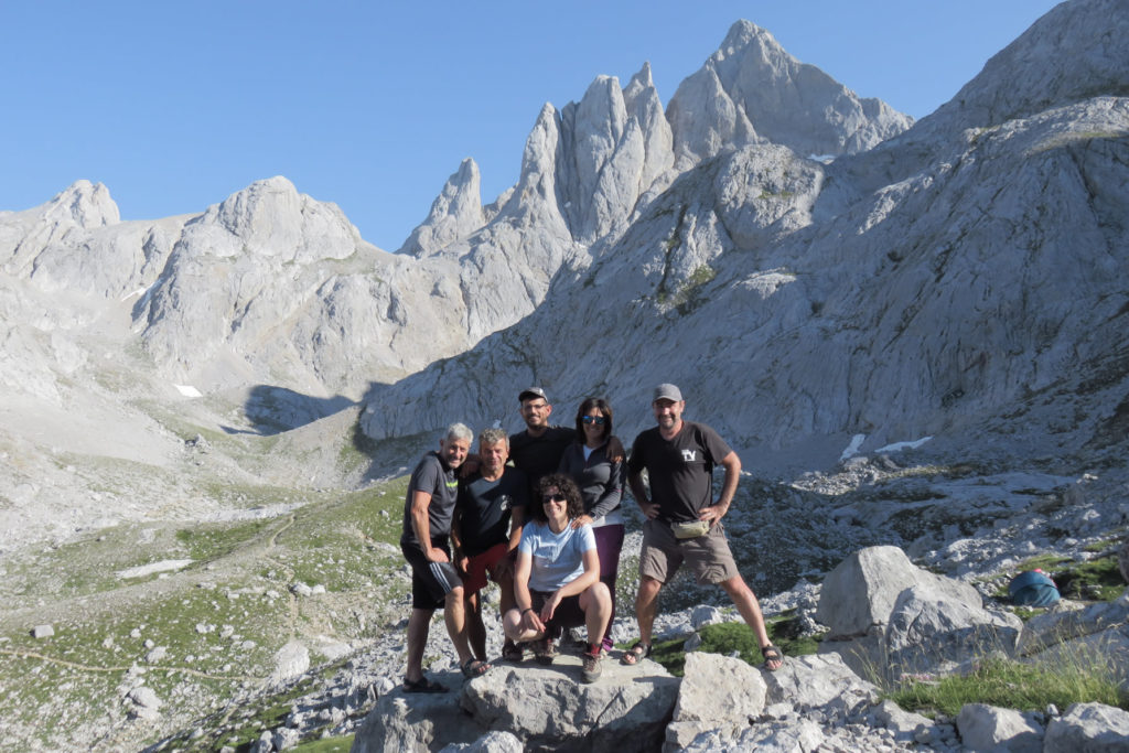 De izquierda a derecha Joaquín Murcia, Luis, Vicente, Nuria, Tere y Joaquín Terrés con el Pico y agujas de Los Cabrones detrás, con la Torre Labrouche a la izquierda