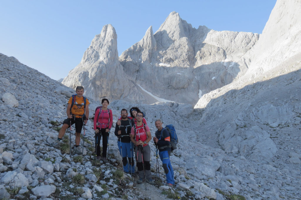 De izquierda a derecha: Luis, Tere, Vicente, Nuria, Joaquín Junior y Joaquín Murcia con la Torre Labrouche en el centro izquierda y TorreCerredo en el centro derecha, detrás