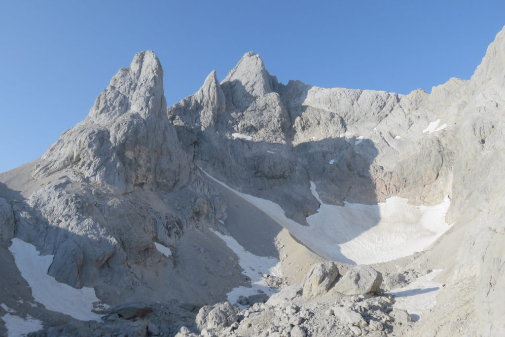 El TorreCerredo en el centro con la Torre Labrouche a la izquierda, y abajo el Jou Negro con restos de morrenas de actividad glacial