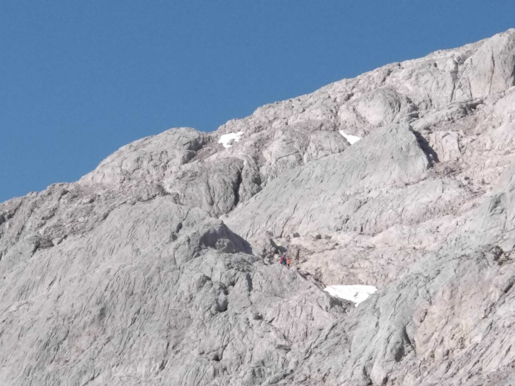 En el centro casi inapreciable, el grupo que comienza la ascensión al TorreCerredo