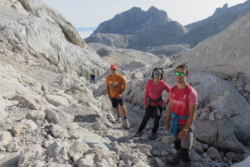 De derecha a izquierda: Joaquín Junior, Tere y Luis subiendo al TorreCerredo. Detrás el Pico de Albo