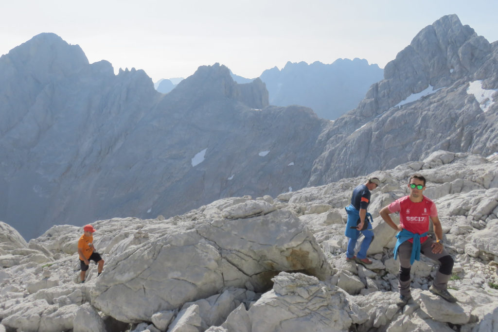 De derecha a izquierda: Joaquín Junior, Joaquín Murcia y Luis subiendo al TorreCerredo. Detrás de derecha a izquierda: Torre de La Párdida, Pico Boada, Horcada de Don Carlos y Tiro del Oso. Al fondo Morra de Navarro o Los Campanarios