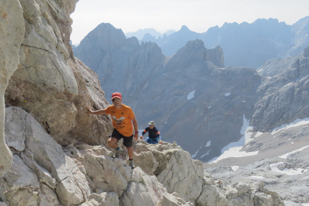 Delante Luis y Joaquín Murcia subiendo al TorreCerredo, detrás de izquierda a derecha: Torre de La Párdida, Pico Boada y Horcada de Don Carlos. Al fondo Morra de Navarro o Los Campanarios