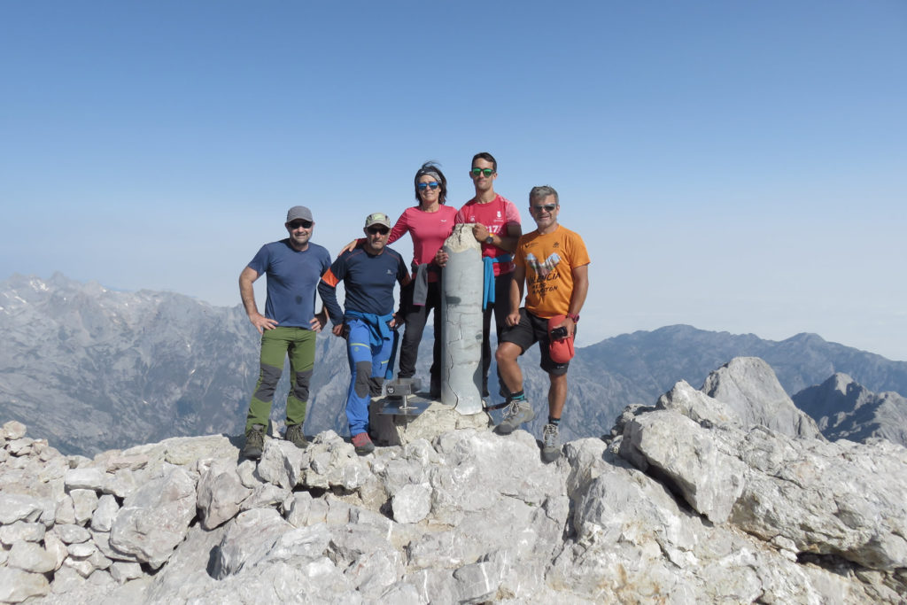 Cima del TorreCerredo, 2.649 mts., de izquierda a derecha: Joaquín Terrés, Joaquín Murcia, Tere, Joaquín Junior y Luis