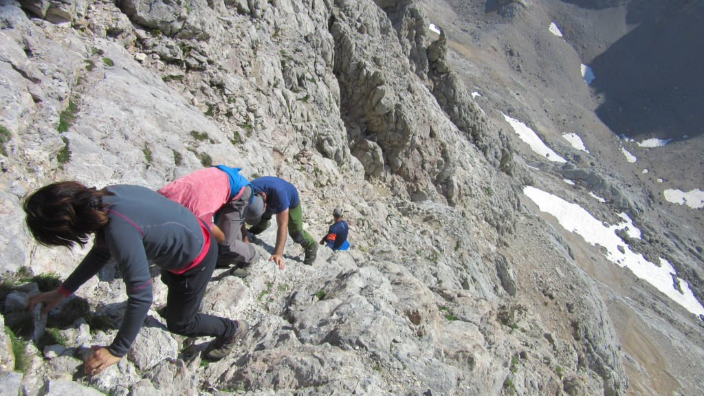 Delante Tere destrepando de la cima del TorreCerredo. En el centro arriba, arriba de Joaquín Murcia en la imagen, aparece el diedro o chimenea paso clave para el ascenso o descenso del pico