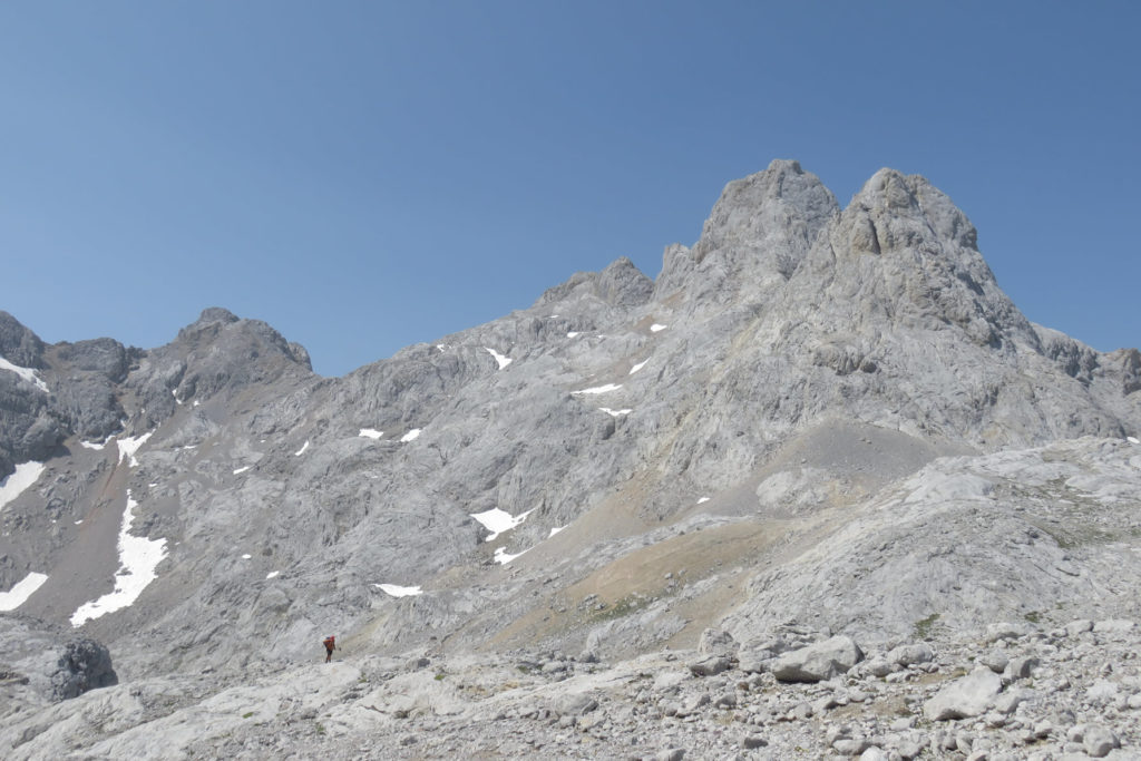 A a derecha la Torre Labrouche, a su izquierda más alto, TorreCerredo y en el centro más bajo la Torre Bermeja, y a la izquierda la Collada Bermeja y Torre Coello. Bajo éstos las terrazas y terrenos verticales de ascenso al TorreCerredo