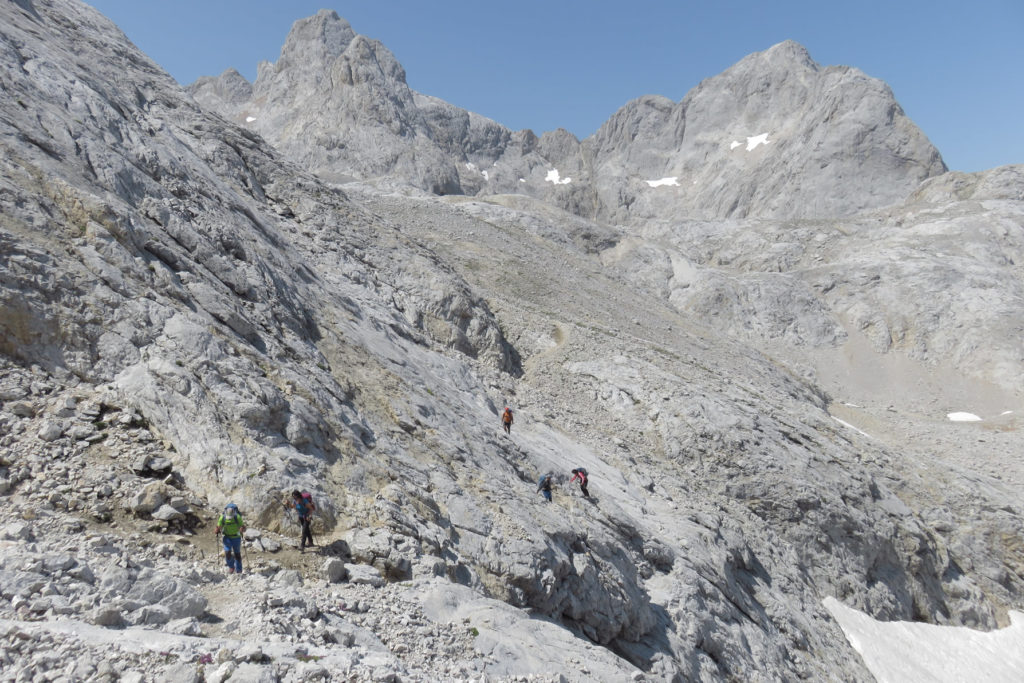 Camino de la Horcada Arenera, el TorreCerredo queda a la izquierda y a la derecha queda el Picos de Los Cabrones