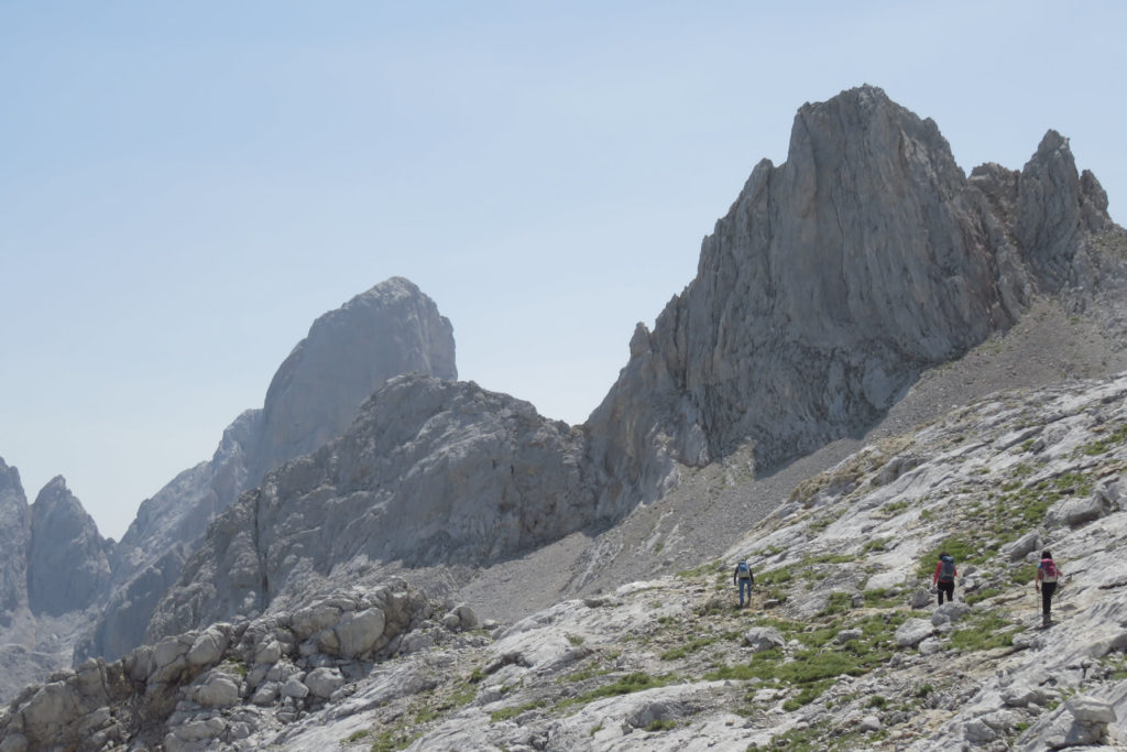 Llegando a la Brecha de Los Cazadores, se asoma el Naranjo de Bulnes a la izquierda