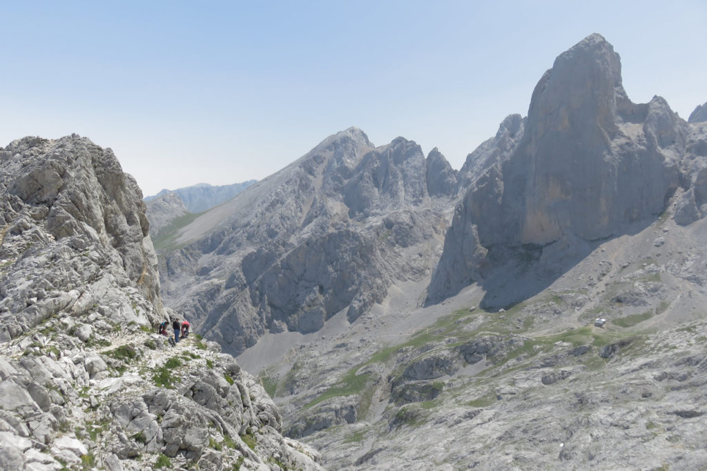 En la Brecha de Los Cazadores, a la derecha el Naranjo de Bulnes sobre el Refugio Vega de Urriellu y la Morra del Carnizosu en el centro