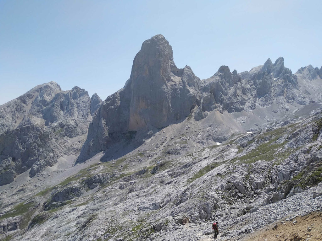 Camino del Refugio Vega de Urriellu, 1.960 mts., en el centro el Naranjo de Bulnes con los Tiros de la Torca a la derecha y el Morra de Carnizosu a la izquierda