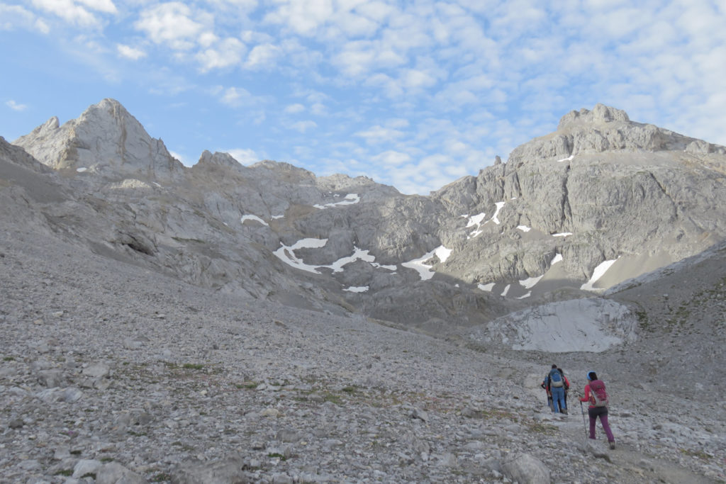 Garganta de Los Boches, 2.151 mts., con los Picos de Horcados Rojos a la derecha y los Picos de Santa Ana con su pared en forma de pirámide, a la izquierda