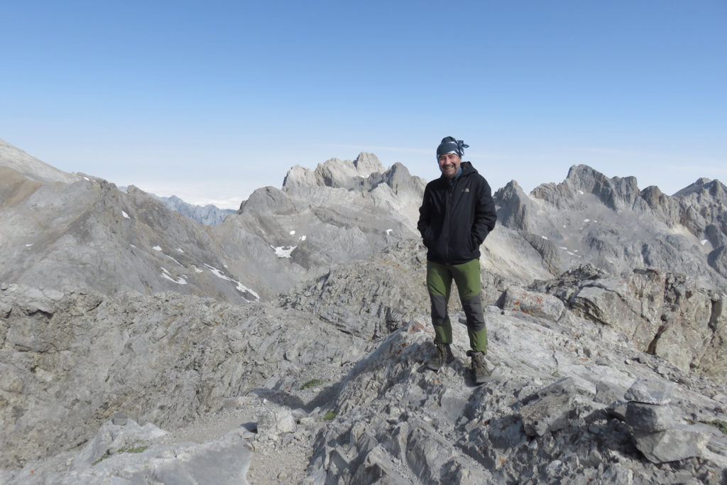 Joaquín Terrés en la cima del Pico de Los Horcados Rojos, 2.503 mts., al fondo el TorreCerredo el más alto en el centro y la Torre de La Párdida a la derecha