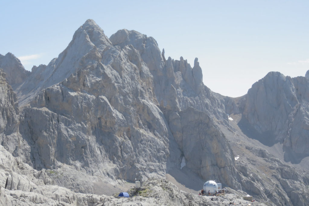 Abajo Cabaña Verónica, detrás la Aguja Bustamante y los Picos de Santa Ana detrás