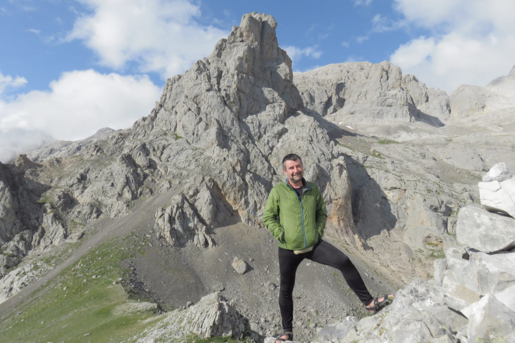 Joaquín Terrés en la Torre Jermoso, 2.113 mts., detrás la Torre Peñalba y arriba la Torre de La Palanca