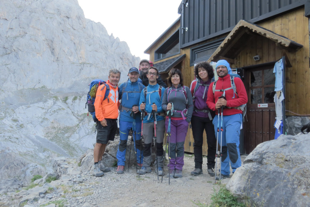 De izquierda a derecha: Luis, Joaquín Murcia, Joaquín Terrés, Junior, Tere, Nuria y Vicente en la puerta del Refugio Collado Jermoso, 2.046 mts.