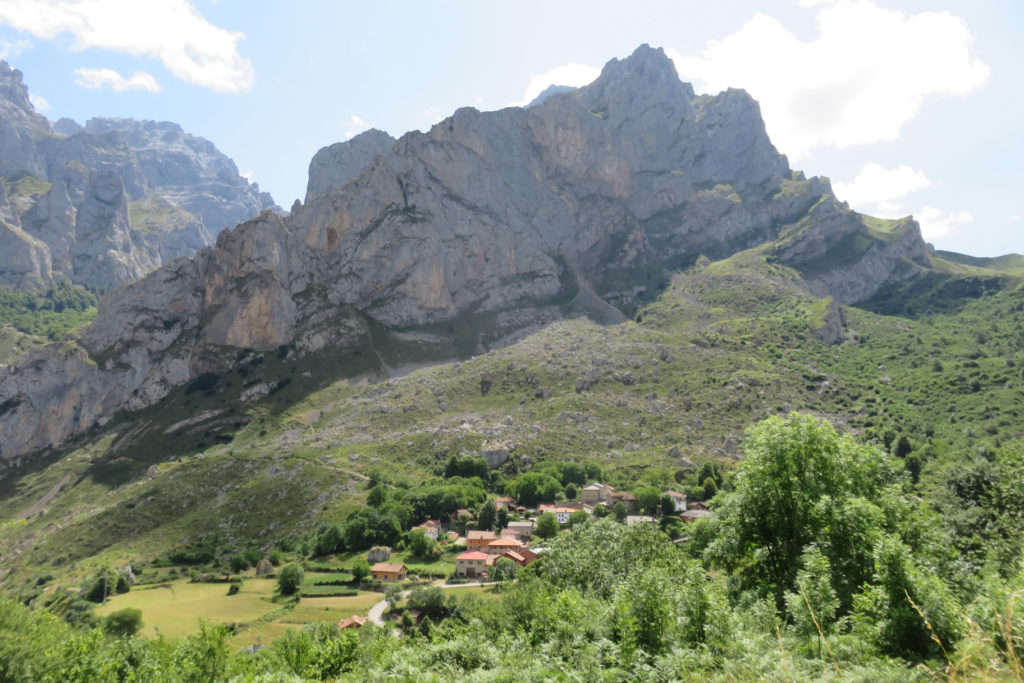 Cordiñanes bajo las paredes de las estribaciones oeste de Torre Friero, entre la Peña del Porracho a la izquierda y La Morrona a la derecha