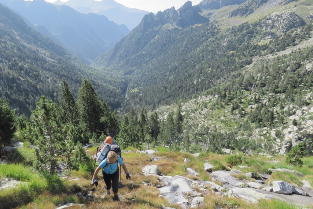  Eva subiendo hacia la Cabaña de Llardaneta, abajo el Valle de Eriste