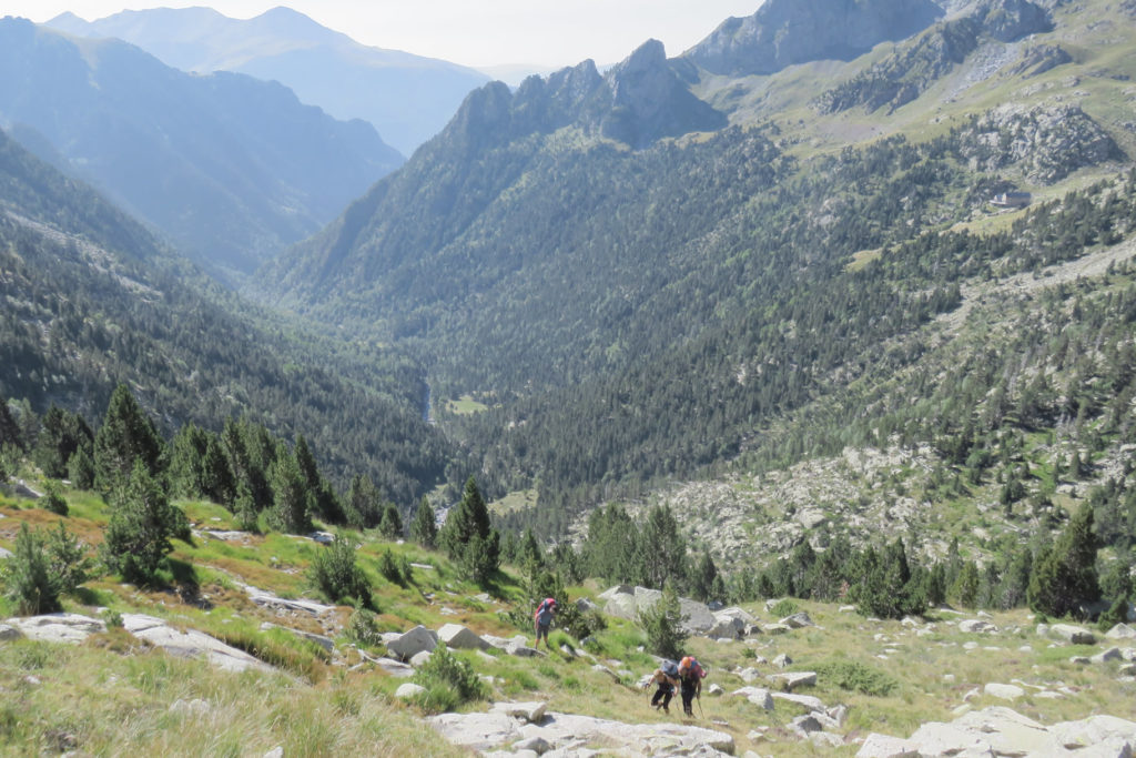  Subiendo hacia la Cabaña de Llardaneta, abajo el Valle de Eriste