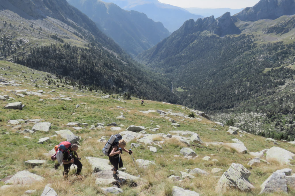  Eva y Josechu subiendo hacia la Cabaña de Llardaneta, abajo el Valle de Eriste